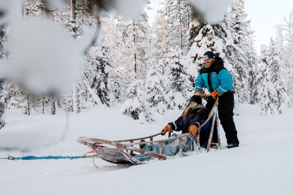 How to choose the best husky safari in Lapland for your group